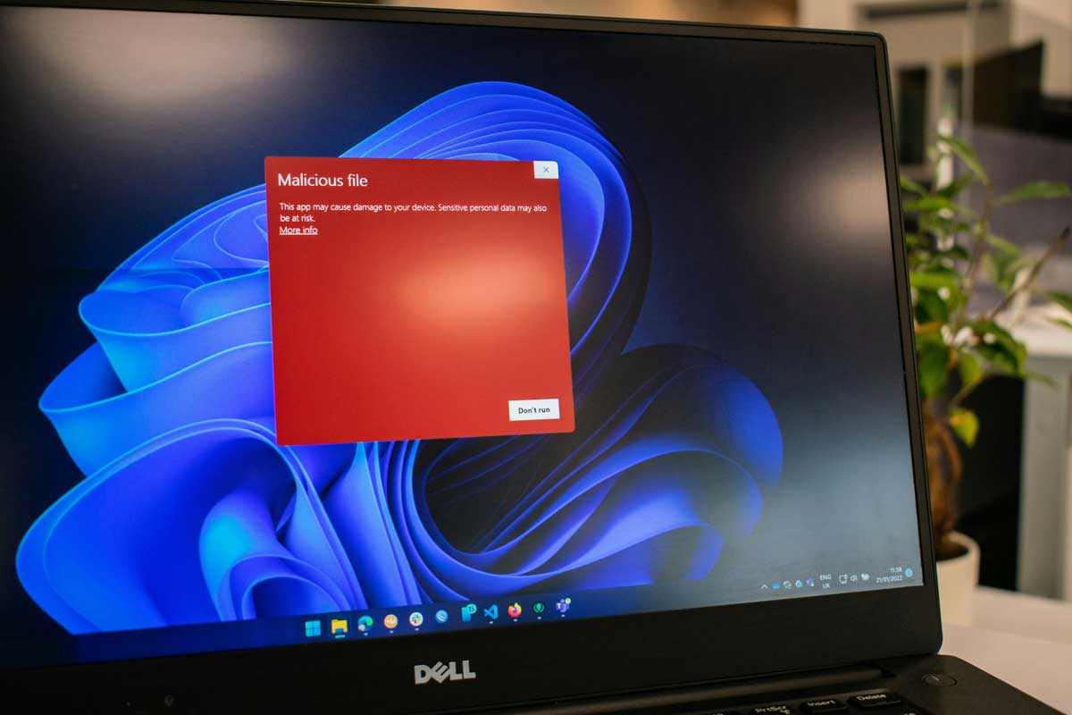 Dell computer shows malware warning on the screen