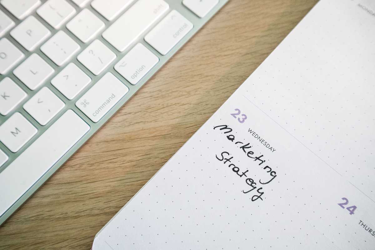 Notes in a calendar and keyboard