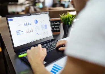 How PPC Experts Turn High-Intent Searches Into Qualified Leads for Service Businesses